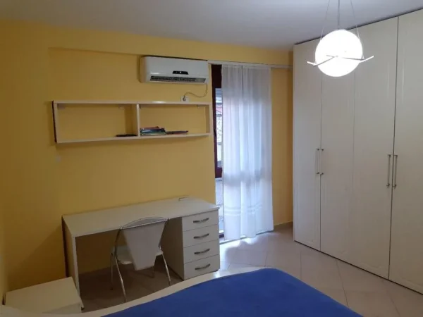 Tirane, jepet me qera apartament 2+1+Aneks+Ballkon Kati 5, 94 m² 700 € (rruga e barrikadave)