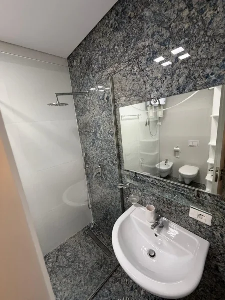 Tirane, jepet me qera apartament 2+1+Ballkon Kati 4, 125 m² 1.200 € (Parku Olimpik)