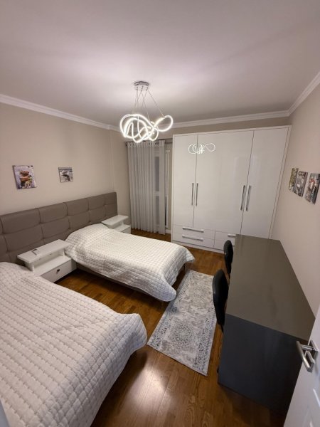 Tirane, jepet me qera apartament 2+1+Ballkon Kati 4, 125 m² 1.200 € (Parku Olimpik)