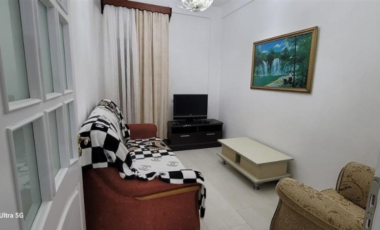 Tirane, jepet me qera shtepi 1+1 Kati 2, 75 m² 400 € (Rruga e Kavajes)