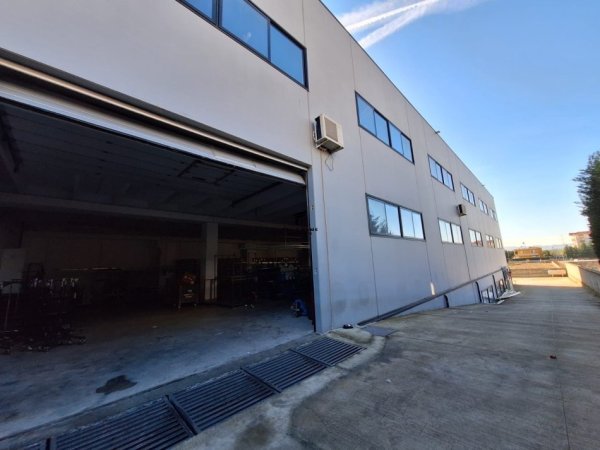 Tirane, jepet me qera magazine Kati 0, 900 m² 3.000 € (KAMEZ)