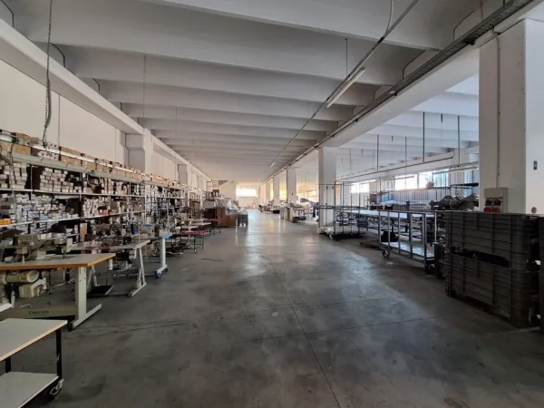 Tirane, jepet me qera magazine Kati 0, 900 m² 3.000 € (KAMEZ)