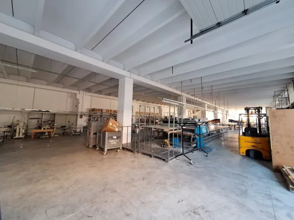 Tirane, jepet me qera magazine Kati 0, 900 m² 3.000 € (KAMEZ)