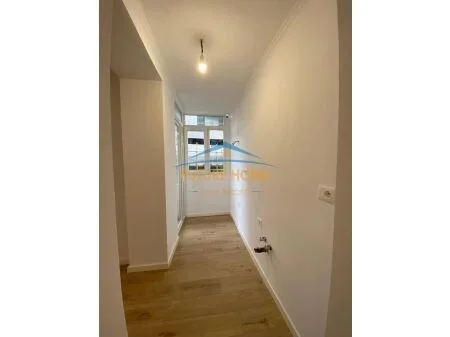 Tirane, shitet apartament 2+1+Ballkon Kati 2, 83 m² 185.000 € (RRUGA DURRESIT)