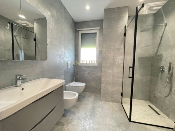 Tirane, jepet me qera apartament 3+1+Aneks+Ballkon Kati 2, 165 m² 1.600 € (LIQENI I THATE)
