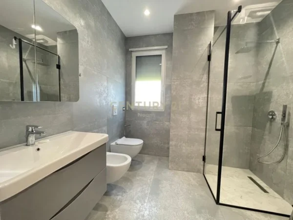Tirane, jepet me qera apartament 3+1+Aneks+Ballkon Kati 2, 165 m² 1.600 € (LIQENI I THATE)