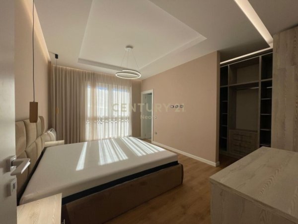 Tirane, jepet me qera apartament 3+1+Aneks+Ballkon Kati 2, 165 m² 1.600 € (LIQENI I THATE)