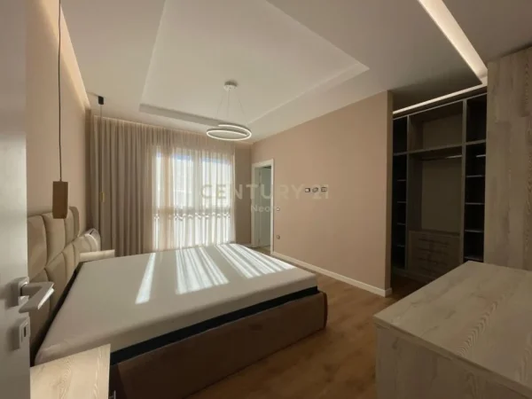 Tirane, jepet me qera apartament 3+1+Aneks+Ballkon Kati 2, 165 m² 1.600 € (LIQENI I THATE)