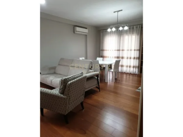 Tirane, jepet me qera apartament 3+1+Aneks+Ballkon Kati 4, 110 m² 1.100 € (Liqeni i Tiranes)