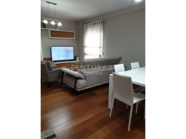 Tirane, jepet me qera apartament 3+1+Aneks+Ballkon Kati 4, 110 m² 1.100 € (Liqeni i Tiranes)