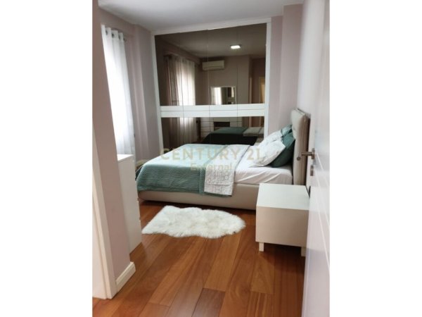 Tirane, jepet me qera apartament 3+1+Aneks+Ballkon Kati 4, 110 m² 1.100 € (Liqeni i Tiranes)