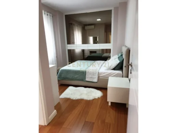 Tirane, jepet me qera apartament 3+1+Aneks+Ballkon Kati 4, 110 m² 1.100 € (Liqeni i Tiranes)