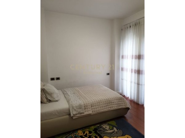 Tirane, jepet me qera apartament 3+1+Aneks+Ballkon Kati 4, 110 m² 1.100 € (Liqeni i Tiranes)