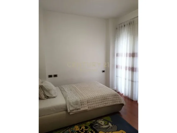 Tirane, jepet me qera apartament 3+1+Aneks+Ballkon Kati 4, 110 m² 1.100 € (Liqeni i Tiranes)