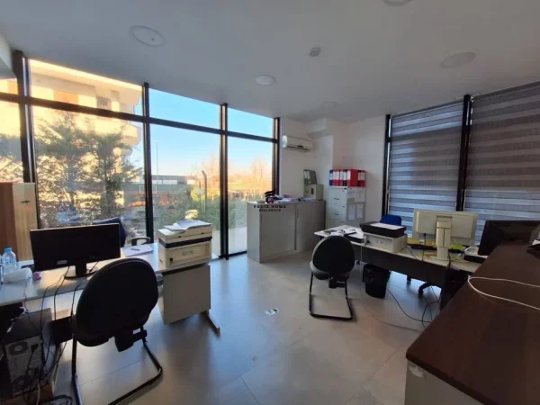 Tirane, jepet me qera magazine Kati -1, 1.200 m² 3.000 € (KAMEZ)