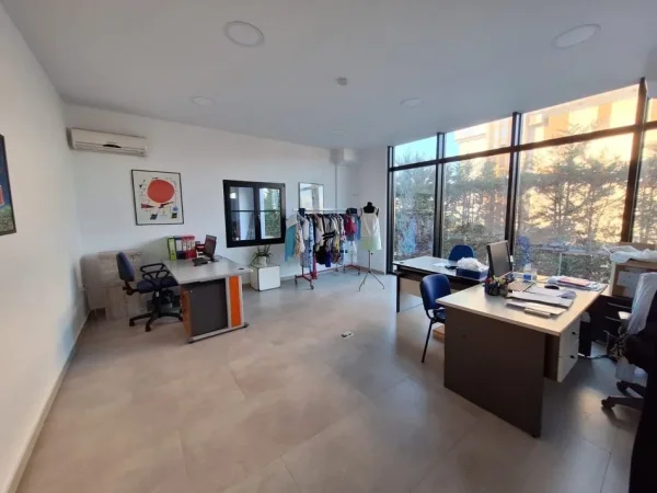 Tirane, jepet me qera magazine Kati -1, 1.200 m² 3.000 € (KAMEZ)