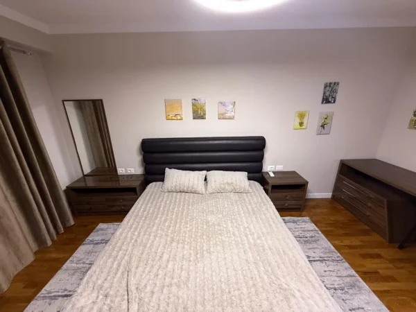 Tirane, jepet me qera apartament 2+1+Ballkon Kati 6, 125 m² 1.200 € (Komuna e Parisit)