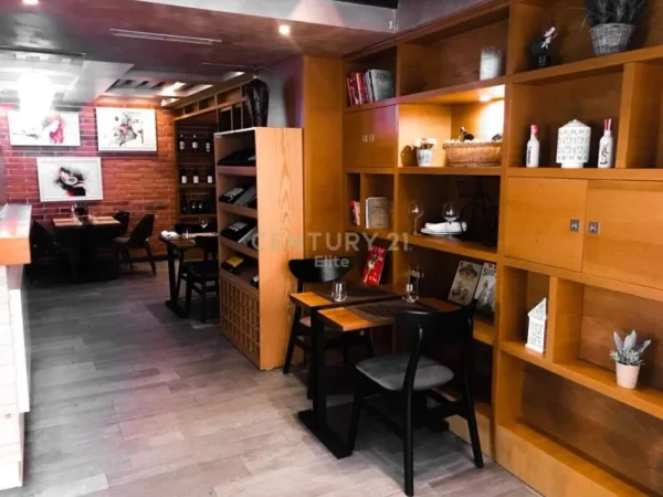 Tirane, jepet me qera ambjent biznesi Kati 1, 157 m² 2.000 € (ZOGU I ZI)