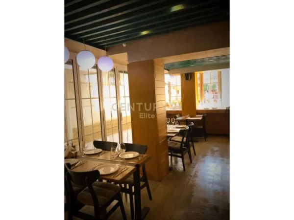 Tirane, jepet me qera ambjent biznesi Kati 1, 157 m² 2.000 € (ZOGU I ZI)