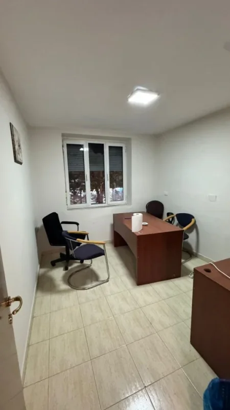 Tirane, jepet me qera zyre Kati 3, 68 m² 600 € (Rruga Kavajes perball Poliklinikes Nr 9.)