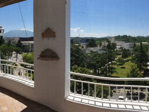Tirane, jepet me qera apartament 2+1+Aneks+Ballkon Kati 7, 114 m² 1.700 € (PRESIDENCA)