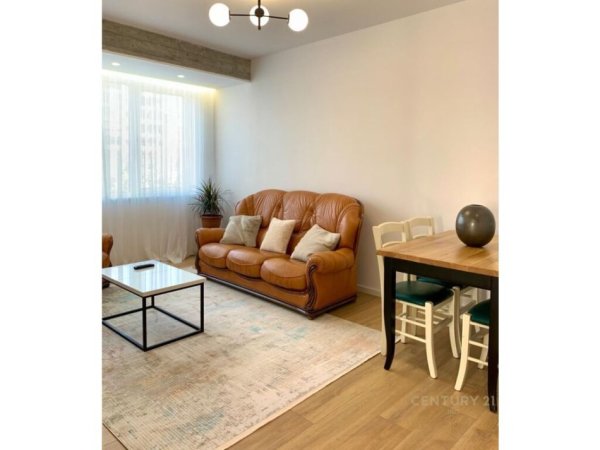 Tirane, jepet me qera apartament 2+1+Aneks+Ballkon Kati 3, 85 m² 750 € (HOTEL HILTON)