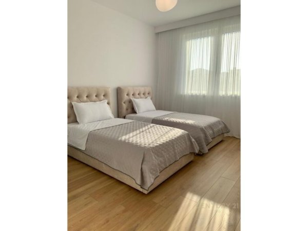 Tirane, jepet me qera apartament 2+1+Aneks+Ballkon Kati 3, 85 m² 750 € (HOTEL HILTON)