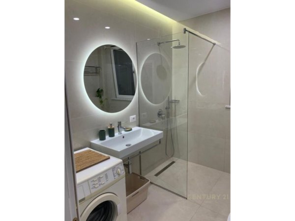 Tirane, jepet me qera apartament 2+1+Aneks+Ballkon Kati 3, 85 m² 750 € (HOTEL HILTON)