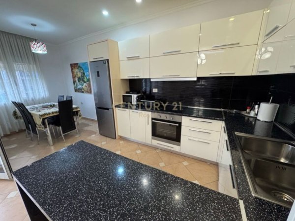 Tirane, jepet me qera apartament 2+1+Aneks+Ballkon Kati 4, 157 m² 1.000 € (KOMPLEKSI HALILI)