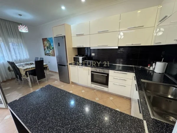 Tirane, jepet me qera apartament 2+1+Aneks+Ballkon Kati 4, 157 m² 1.000 € (KOMPLEKSI HALILI)