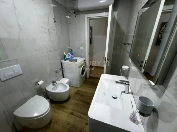 Tirane, jepet me qera apartament 2+1+Aneks+Ballkon Kati 4, 157 m² 1.000 € (KOMPLEKSI HALILI)