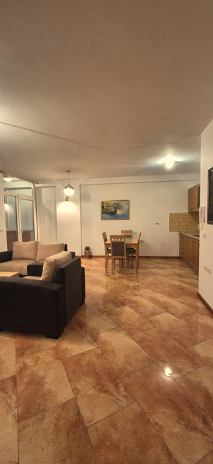 Tirane, jepet me qera zyre Kati 3, 126 m² 1.200 € (Ish-Ekspozita)