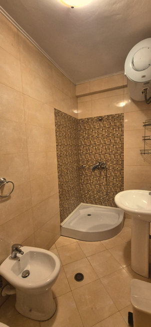 Tirane, jepet me qera zyre Kati 3, 126 m² 1.200 € (Ish-Ekspozita)