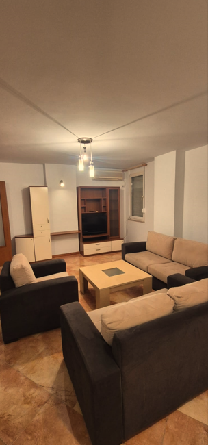 Tirane, jepet me qera zyre Kati 3, 126 m² 1.200 € (Ish-Ekspozita)