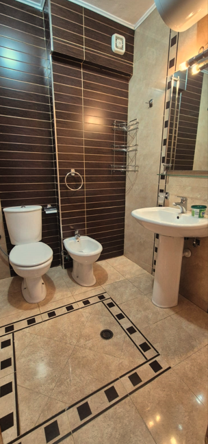 Tirane, jepet me qera zyre Kati 3, 126 m² 1.200 € (Ish-Ekspozita)