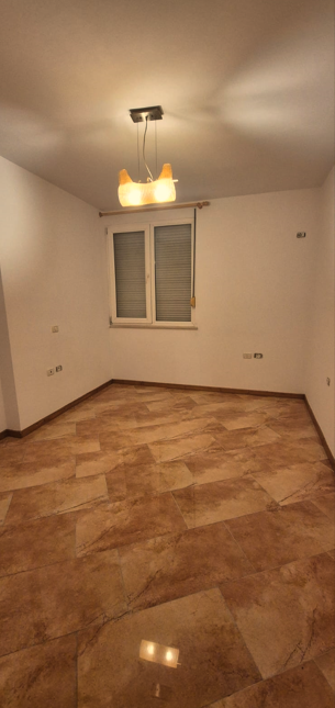 Tirane, jepet me qera zyre Kati 3, 126 m² 1.200 € (Ish-Ekspozita)