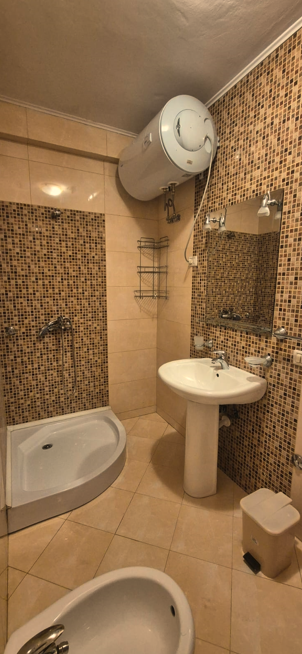Tirane, jepet me qera zyre Kati 3, 126 m² 1.200 € (Ish-Ekspozita)
