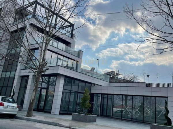 Tirane, jepet me qera ambjent biznesi Kati 4, 1.100 m² 10.000 € (SAUK I RI)