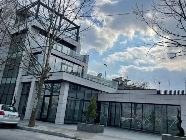 Tirane, jepet me qera ambjent biznesi Kati 4, 1.100 m² 10.000 € (SAUK I RI)