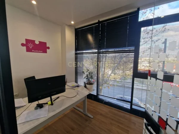 Tirane, jepet me qera ambjent biznesi Kati 4, 1.100 m² 10.000 € (SAUK I RI)