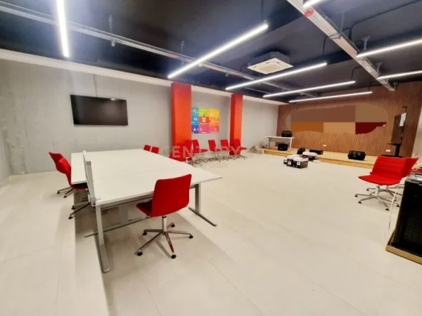 Tirane, jepet me qera ambjent biznesi Kati 4, 1.100 m² 10.000 € (SAUK I RI)