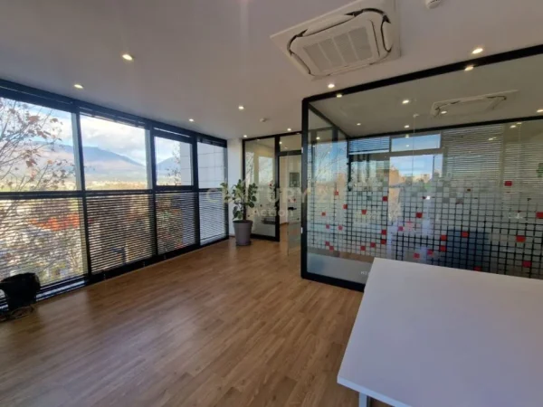 Tirane, jepet me qera ambjent biznesi Kati 4, 1.100 m² 10.000 € (SAUK I RI)