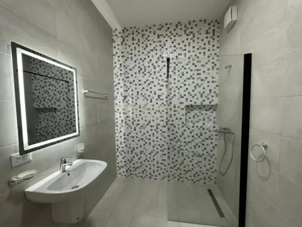 Tirane, jepet me qera apartament 2+1+Aneks+Ballkon Kati 3, 134 m² 1.300 € (DELIJORGJI)