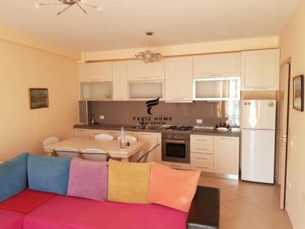 Tirane, jepet me qera apartament 2+1 Kati 4, 94 m² 700 € (RRUGA E BARRIKADAVE)