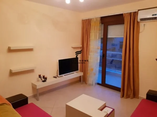 Tirane, jepet me qera apartament 2+1 Kati 4, 94 m² 700 € (RRUGA E BARRIKADAVE)