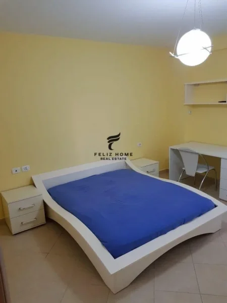 Tirane, jepet me qera apartament 2+1 Kati 4, 94 m² 700 € (RRUGA E BARRIKADAVE)