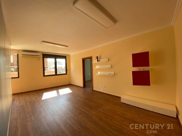 Tirane, jepet me qera zyre Kati 1, 130 m² 1.200 € (Bllok)