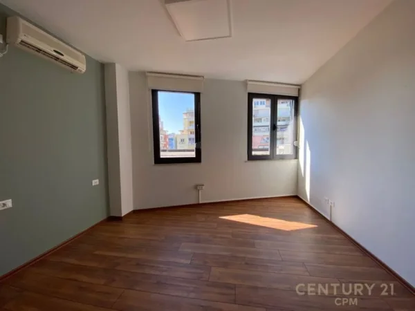 Tirane, jepet me qera zyre Kati 1, 130 m² 1.200 € (Bllok)