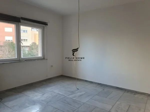 Tirane, jepet me qera zyre Kati 2, 82 m² 900 € (QENDER)