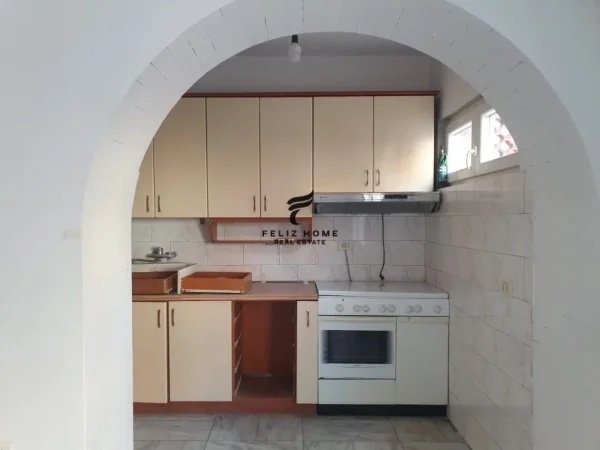Tirane, jepet me qera zyre Kati 2, 82 m² 900 € (QENDER)